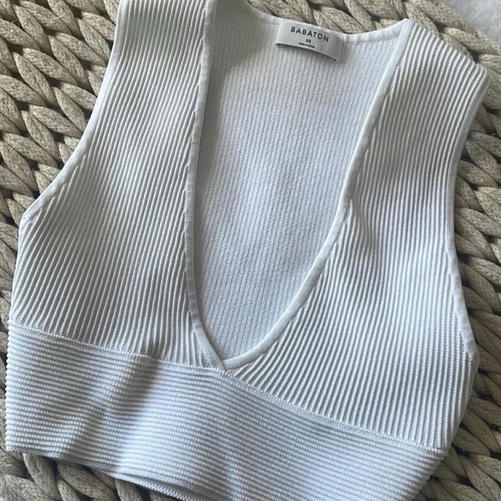 aritzia babaton Sculpt Knit Deep V Tank Cropped
